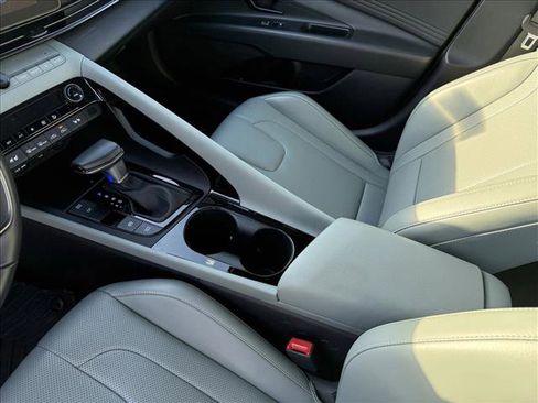 Certified 2025 Hyundai Elantra Limited FWD image 14