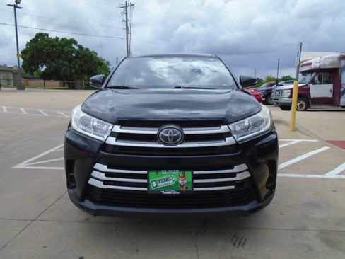 Used 2019 Toyota Highlander LE image 2