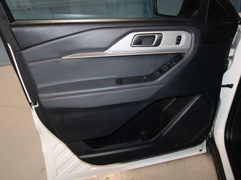Used 2025 Ford Explorer Active AWD/4WD image 5