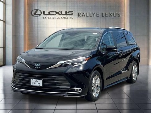 Used 2023 Toyota Sienna Platinum AWD/4WD image 3