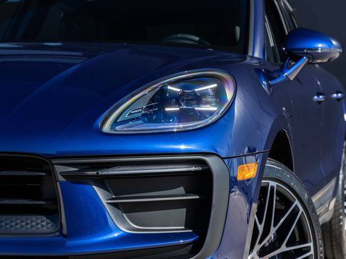 Certified 2026 Porsche Macan AWD/4WD image 17