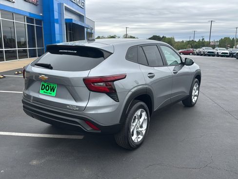 Used 2025 Chevrolet Trax LS w/ LS Convenience Package image 3