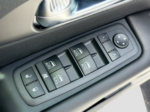 New 2027 Chrysler Pacifica Select FWD image 17