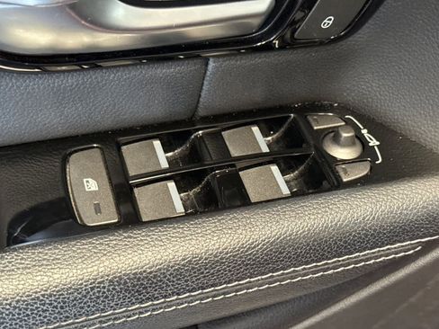 Used 2018 Land Rover Range Rover Evoque SE image 11