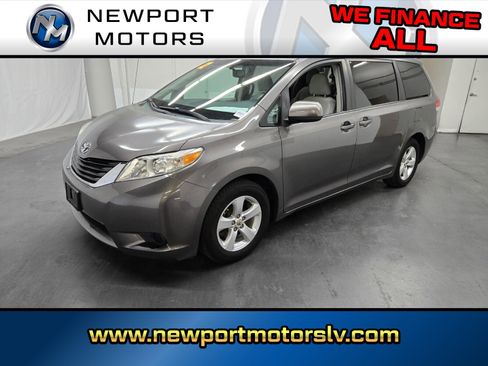 Used 2012 Toyota Sienna LE image 1
