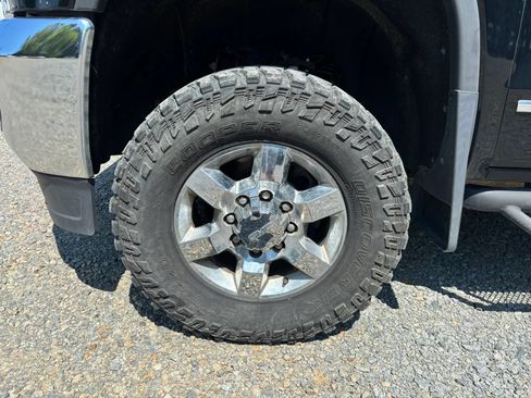 Used 2016 GMC Sierra 2500 SLT w/ Duramax Plus Package AWD/4WD image 9