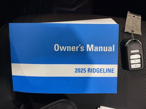 Used 2025 Honda Ridgeline Black Edition image 28