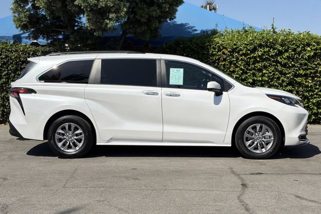 Used 2024 Toyota Sienna XLE FWD image 3