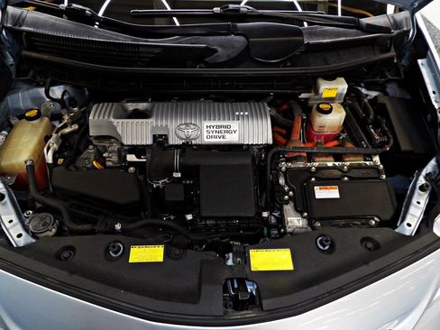 Used 2013 Toyota Prius V Five image 18