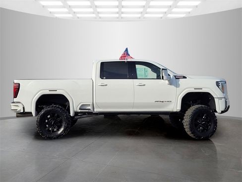 Used 2024 GMC Sierra 2500 AT4 image 3