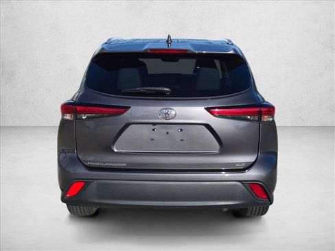 Used 2022 Toyota Highlander XLE FWD image 7