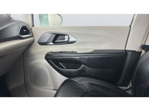 Used 2022 Chrysler Pacifica Touring-L FWD image 30