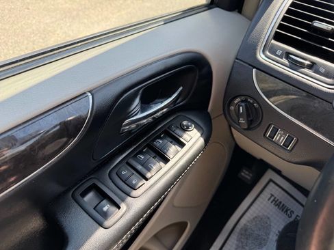 Used 2015 Chrysler Town & Country Touring image 26
