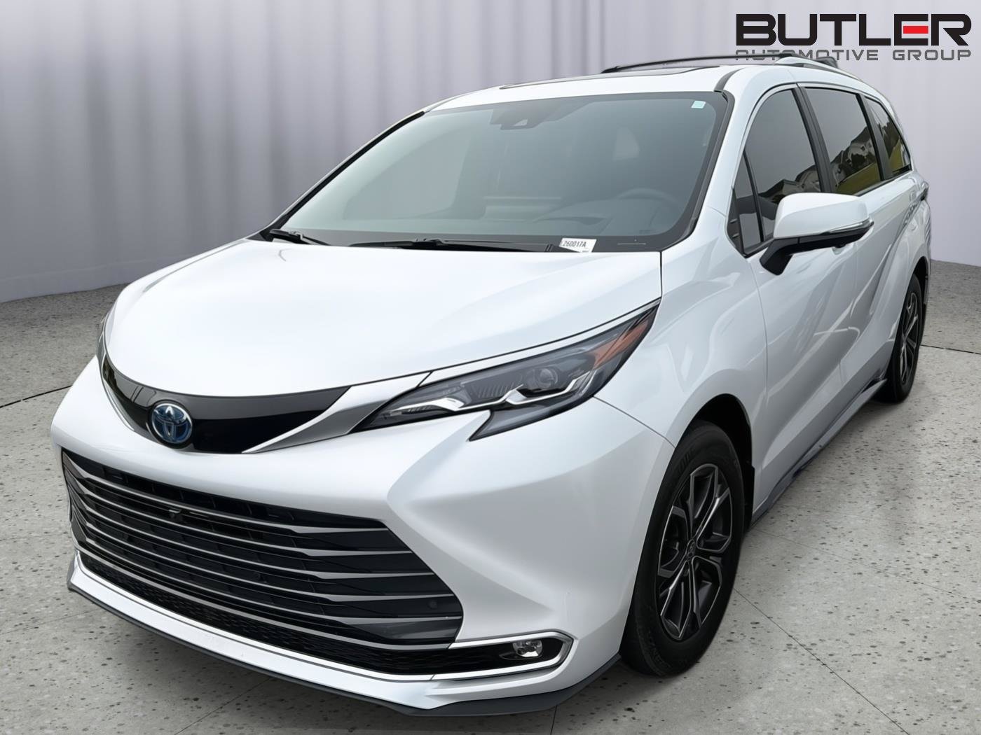 Used 2025 Toyota Sienna Platinum AWD/4WD image 2