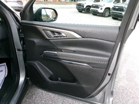 Used 2025 Chevrolet Traverse LT image 11