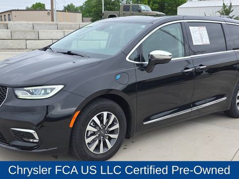 Certified 2022 Chrysler Pacifica Limited FWD image 1