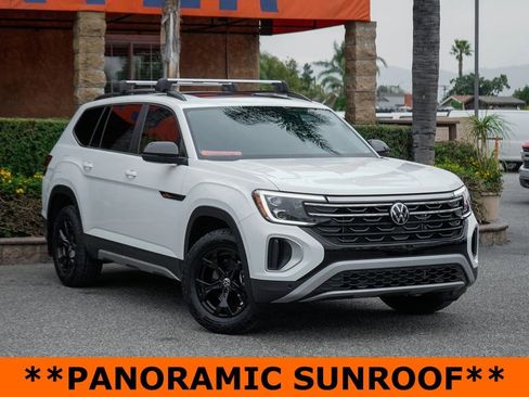 Used 2025 Volkswagen Atlas Peak Edition SE AWD/4WD image 2