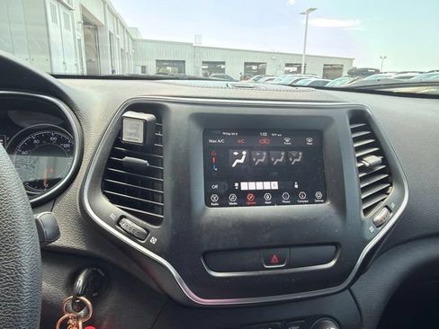 Used 2019 Jeep Cherokee Latitude w/ Popular Appearance Group FWD image 12