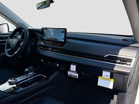 New 2025 Mitsubishi Outlander ES image 30