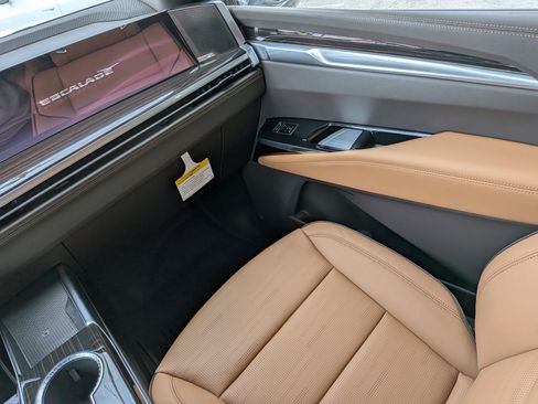 New 2026 Cadillac Escalade Luxury w/ Touring Package AWD/4WD image 16