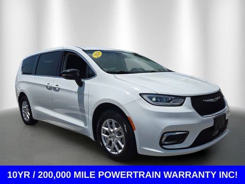 Used 2024 Chrysler Pacifica Touring-L FWD image 7