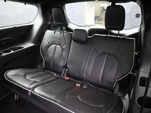 Used 2023 Chrysler Pacifica Limited w/ S Appearance Package FWD image 16