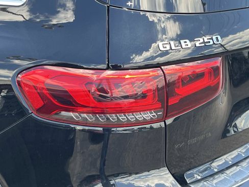 Used 2023 Mercedes-Benz GLB 250 4MATIC image 10