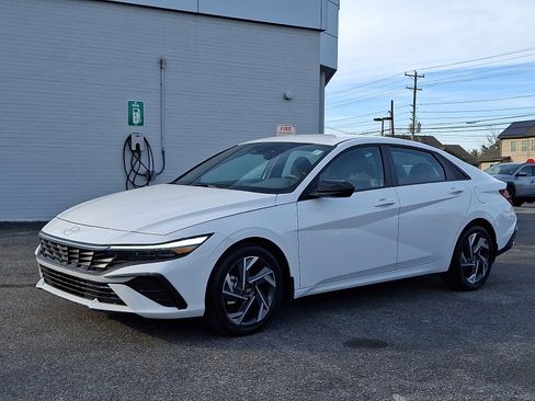 Used 2025 Hyundai Elantra Sport image 3