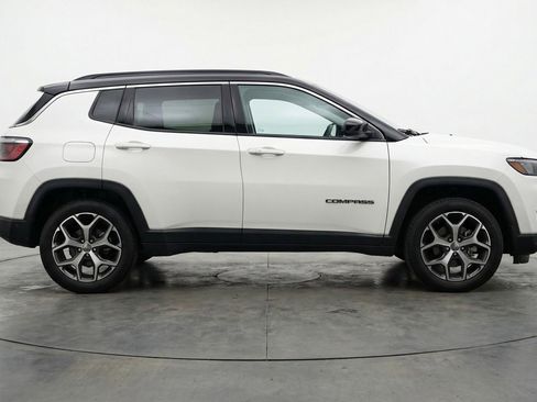 Used 2025 Jeep Compass Limited image 11