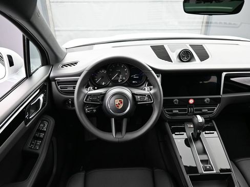 Certified 2026 Porsche Macan AWD/4WD image 18