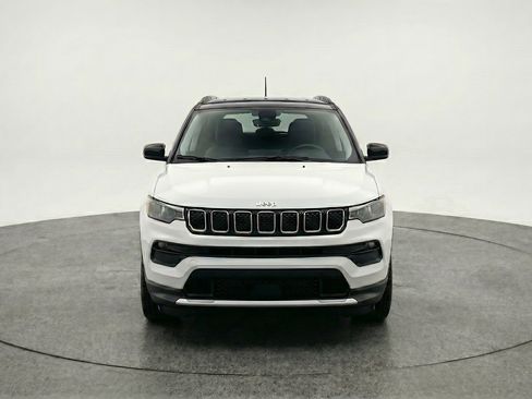 Used 2025 Jeep Compass Latitude AWD/4WD image 2