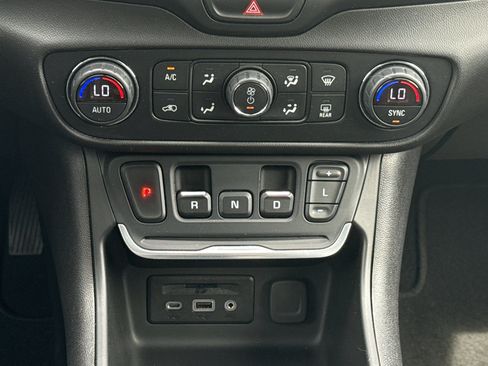 Used 2019 GMC Terrain SLT w/ Preferred Package FWD image 40