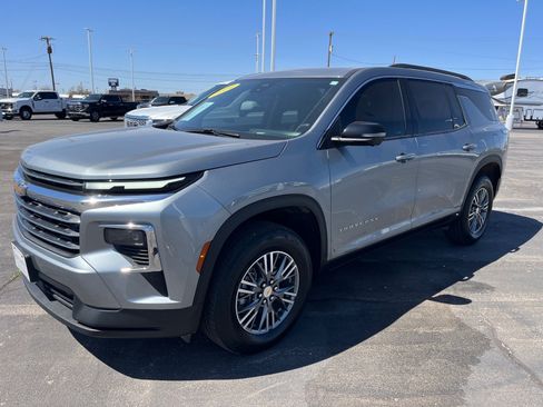 Used 2024 Chevrolet Traverse LT image 1