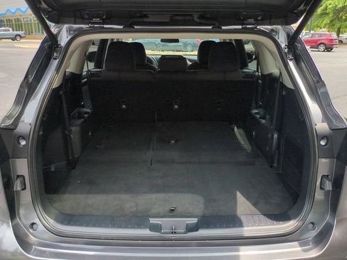 Used 2024 Toyota Highlander LE AWD/4WD image 13