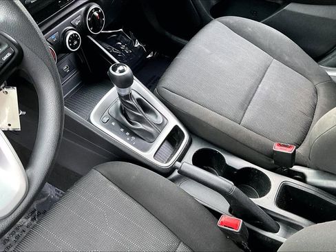 Used 2021 Hyundai Venue SE image 15