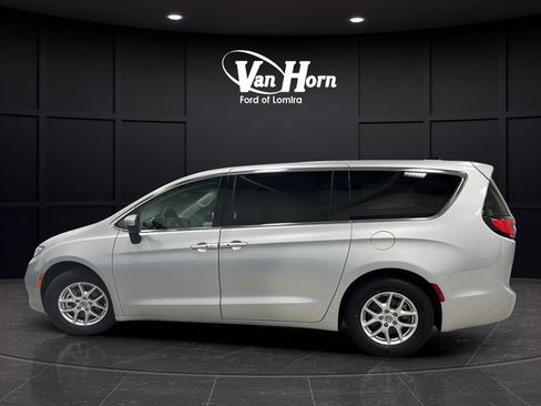 Used 2023 Chrysler Pacifica Touring-L FWD image 4