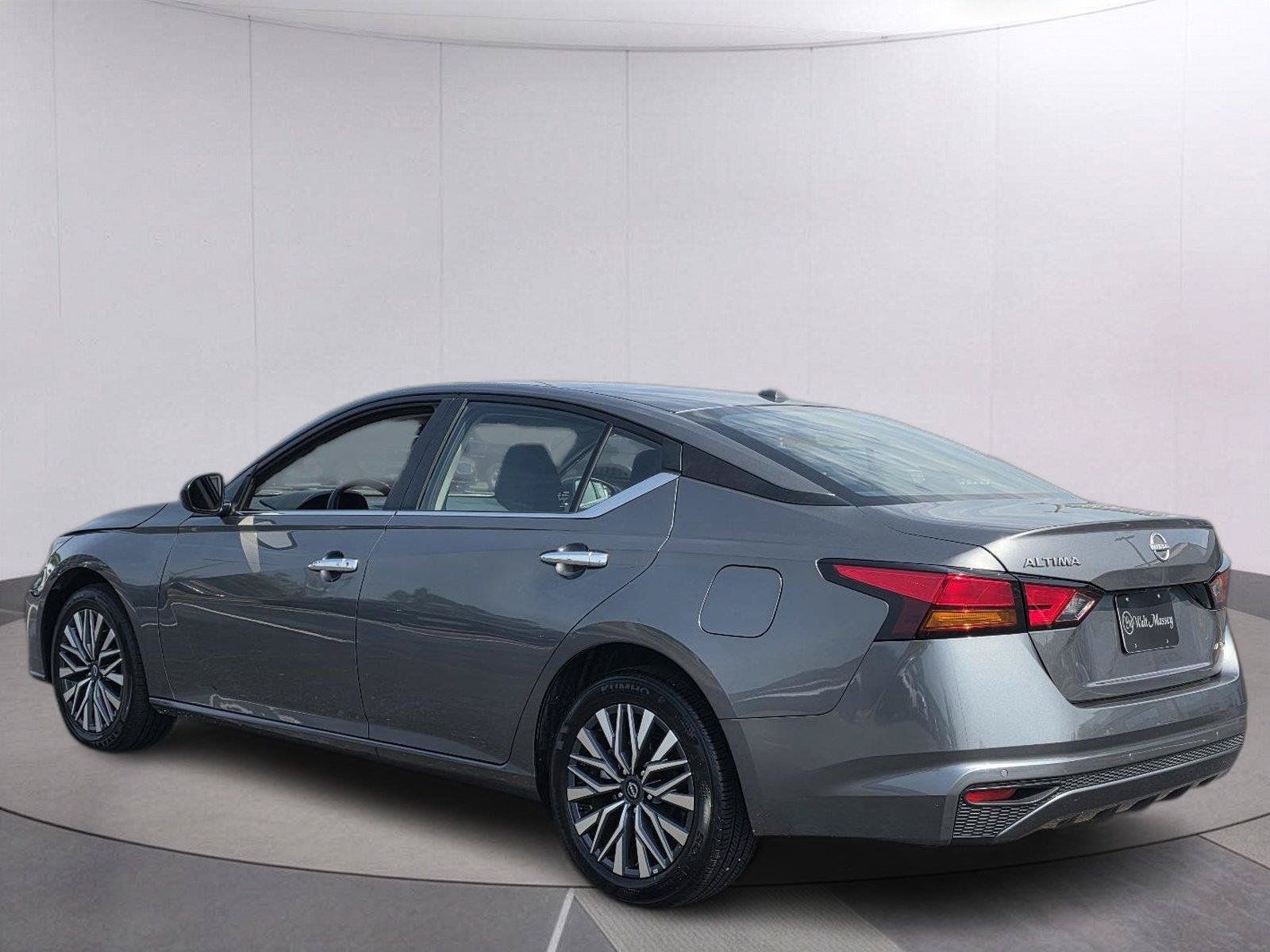 Used 2025 Nissan Altima 2.5 SV AWD/4WD image 7