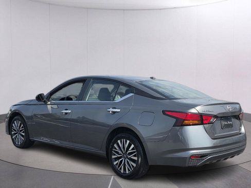 Used 2025 Nissan Altima 2.5 SV AWD/4WD image 7