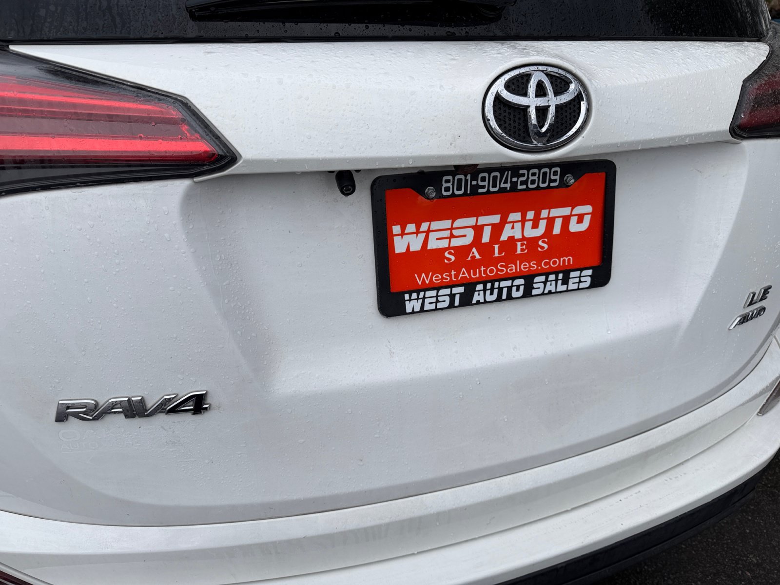 Used 2018 Toyota RAV4 LE w/ All Weather Liner Package AWD/4WD image 28