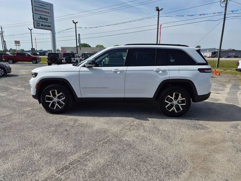 Used 2025 Jeep Grand Cherokee Limited AWD/4WD image 6
