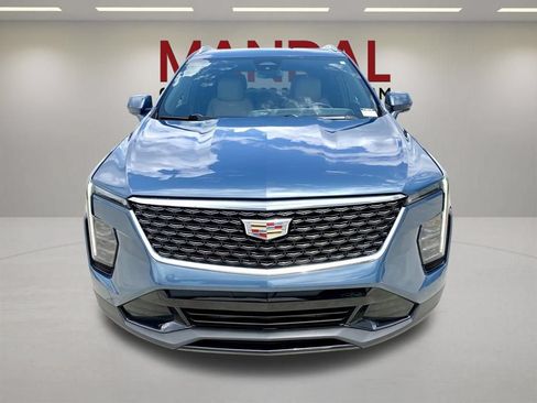 Used 2025 Cadillac XT4 Premium Luxury FWD image 3