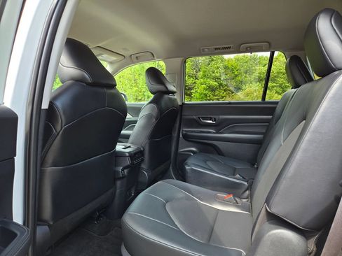 Used 2024 Toyota Grand Highlander AWD image 16