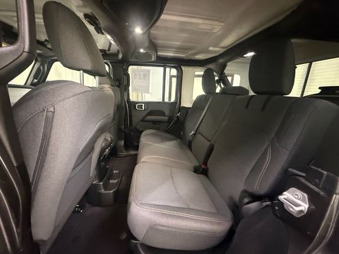 Used 2025 Jeep Wrangler Sahara image 18