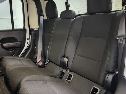 Used 2023 Jeep Gladiator Sport image 18