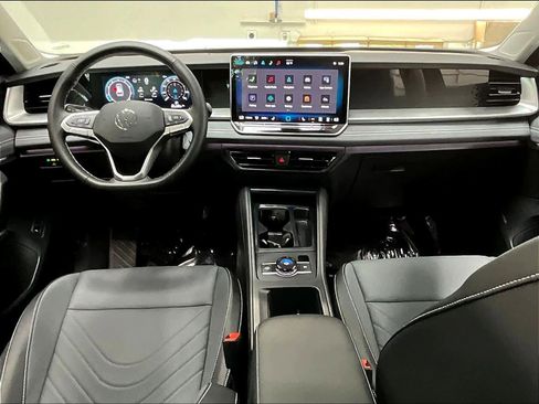 Used 2025 Volkswagen Tiguan SE w/ Panoramic Sunroof Package image 17