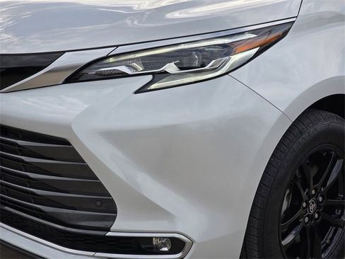 Certified 2025 Toyota Sienna Platinum image 6