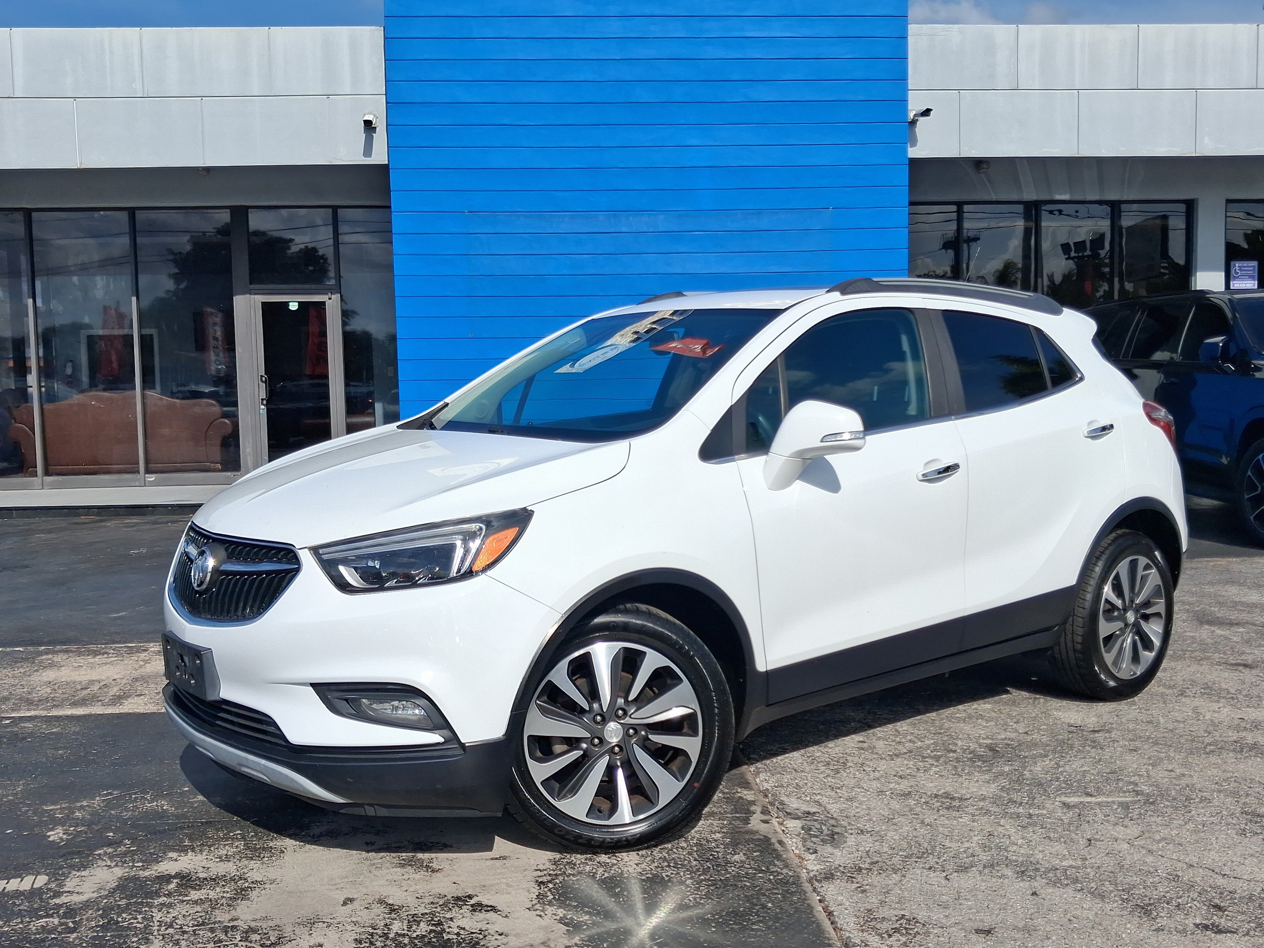 Used 2018 Buick Encore Essence FWD image 2