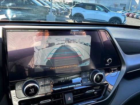 Used 2023 Toyota Highlander XLE image 14