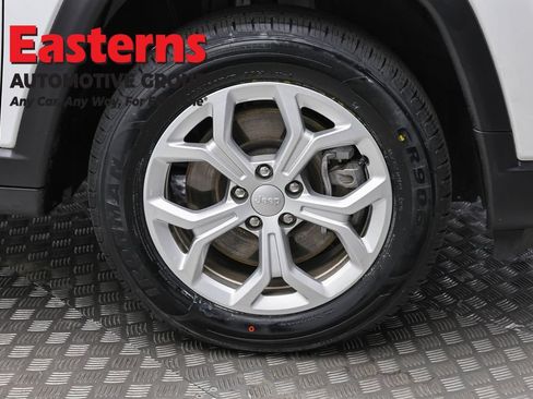 Used 2024 Jeep Compass Latitude AWD/4WD image 30