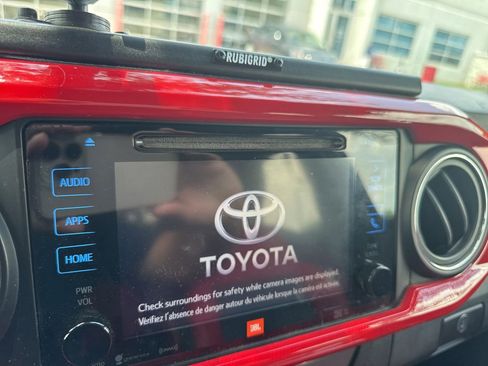 Used 2017 Toyota Tacoma TRD Sport AWD/4WD image 10